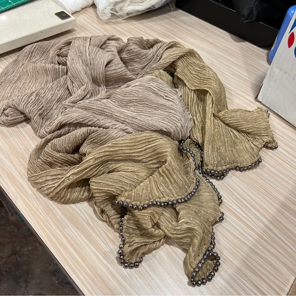 Beautiful ombré scarf. - Picture 3 of 7